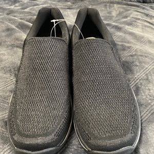 NEW SKECHERS slip on sneakers